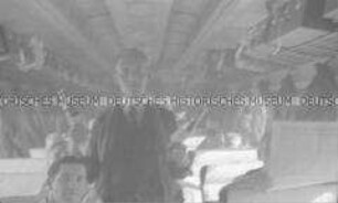 Selbstversenkung des Hochseepassagierdampfers "Columbus" am 19. Dezember 1939, Blick in das Zugabteil während der Überführung von Besatzungsangehörigen vom Internierungslager auf Ellis Island in das Internierungslager auf Angel Island, Kalifornien