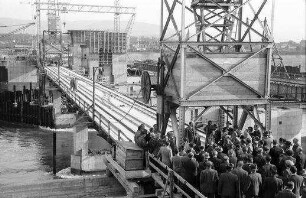 Birsfelden: Kraftwerk, Gruppe unter dem Kran auf Brücke