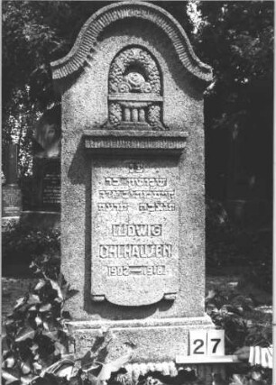 Grabstein 27 (Index: 99805169) Material: Kalkstein Zustand: gut Maße HxBxT: 149x56x22 cm Beschreibung: Stele, getreppter Sockel, eingezogener Rundbogenabschluß mit Verdachung, Schriftfeld erhaben Symbolik: Blumenschale mit Blütengirlande: Grabstein 27