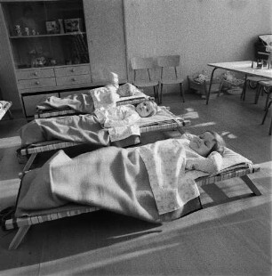 Dresden-Johannstadt, Elisenstraße. Kindergarten. Kinder beim Schlafen im Gruppenraum