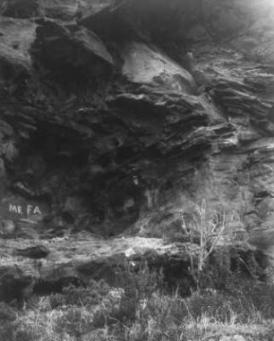 Brandungshöhle : Blick auf eine Brandungshöhle in einer Felswand.