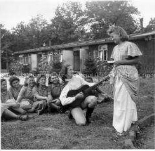 Theatergruppe in einem Lager des Reichsarbeitsdienstes