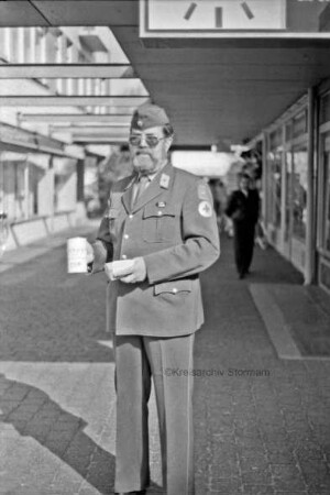 Erxleben, Karl-Wilhelm: Geschäftsführer des Deutschen Roten Kreuzes (DRK) Ahrensburg sammelt Spenden