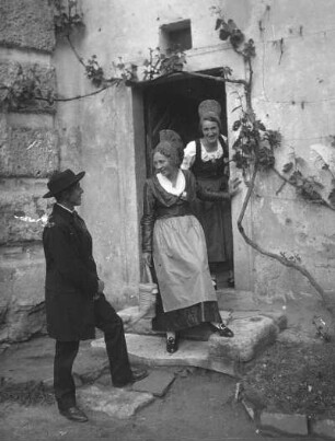 Österreich. Dürnstein. Junge Leute in niederösterreichischer Tracht