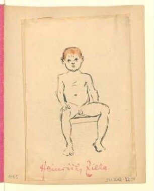 Sitzender missmutiger nackter Junge