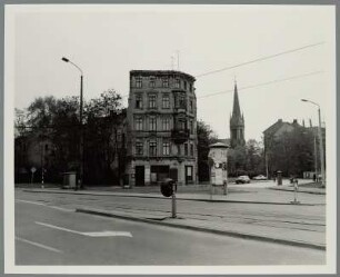 Straßenansicht mit Blick auf die Lutherkirche und ein Gebäude mit der Aufschrift M. Gelbricht, Leipzig