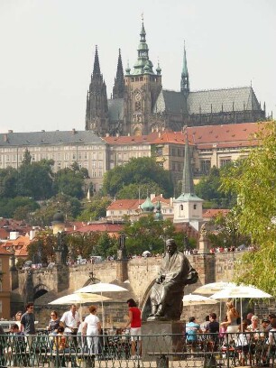 vorn Smetana-Denkmal, Karlsbrücke, Prager Burg