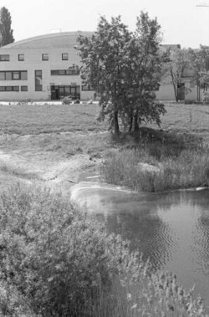 Eislaufhalle Neureut nördlich des Klammwegs in Neureut-Heide