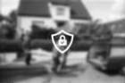 Mord: Rentnerin [Name maskiert] Birkenkamp 43: Wohnhaus mit Stubenladen: Abtransport der Leiche auf Bahre: links Beamte der Mordkommission Lübeck: 12. September 1984