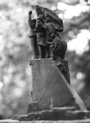 Grabmal für Eugen Hoffmann : Grabmal für Eugen Hoffmann (1892-1955). Stein; E. Hoffmann (?). Detail: Gruppenplastik mit Fahne. Dresden-Trachau, Heidefriedhof