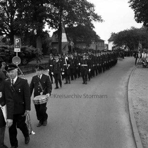 Tremsbüttel: Amtsfeuerwehrfest und 90-jähriges Jubiläum der Freiwilligen Feuerwehr Tremsbüttel: Umzug der Wehren: vorn links Feuerwehrkapelle: im Hintergrund Häuser
