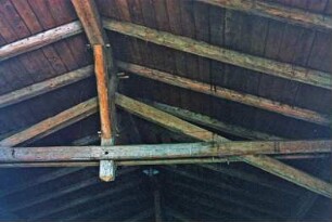 Am Markt (10): traufständiges Backsteingebäude mit umlaufendem Gesims: Innenansicht: Dachraum: Dach mit dreifach stehendem Stuhl: Detailaufnahme: Blick auf Firstpfette, Kehlbalken, Firstständer mit Kopfstrebe, Dachsparren
