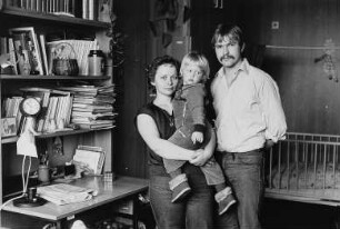Familie R. am Schreibtisch (Studentin der Journalistik, Student der Kristallographie)
