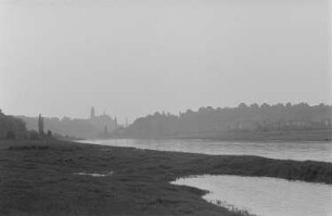 Blick auf die Silhouette der Stadt Meißen, im Vordergrund die Elbe
