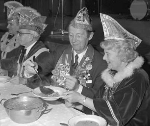 Freiburg: Ratssuppe der Freiburger Narrenzunft; Ministerpräsident Filbinger - Stadträtin Goldschagg