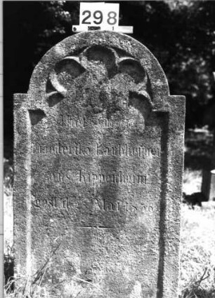 Grabstein 298 (Index: 100085260) Maße HxBxT: 111x66x14 cm Beschreibung: Stele, eingezogener Rundbogenabschluß, Schriftfeld eingetieft mit Maßwerk: Grabstein 298