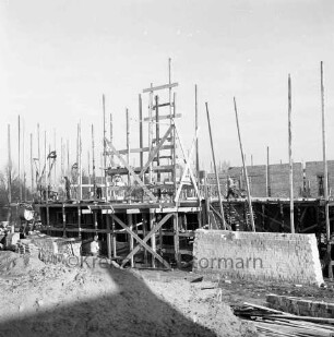 Realschule [später Alfred-Rust-Realschule]: Wulfsdorfer Weg: in Bau: 2. Bauabschnitt: Erdgeschoss mit Gerüsten, Arbeiter