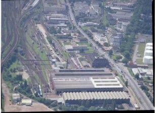Dresden-Friedrichstadt. Stadtteilansicht zwischen Bremer Straße, Hamburger Straße und Bahnhof Dresden-Friedrichstadt (Güter- und Rangierbahnhof). Luftbild-Schrägaufnahme von Westen