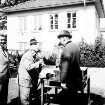 Schützen- und Volksfest: Veranstalter Heimatring und Ahrensburger Schützengilde: Stormarnplatz: Bürgervorsteher Kurt Nonne trinkt aus Wanderpokal: im Beisein von Bürgermeister Manfred Samusch und Mannschaftskapitän der Klein Wesenberger Schützen Herbert Möller: im Hintergrund Bruno-Bröker-Heim, 23. Juni 1968