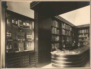 Zigarrenladen Eduard Palm, Berlin. Inneneinrichtung: Verkaufsraum Blick von der Eingangstür nach links auf Ladentheke und Regalen