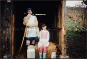 Zwei Mädchen als Bäuerin verkleidet (Altersgruppe 14-17)