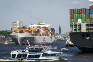 Große Hafenrundfahrt auf der Concordia. Dahinter Containerschiffe, HAmburg Hafen, 05.2008