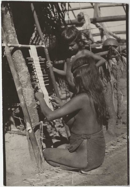 Krĩ/kwei en train de tisser une écharpe de danse (Canela)