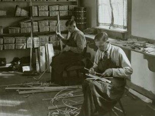 Erzgebirgische Spankorbflechter bei der Arbeit : Spankorbflechter bei der Arbeit, Erzgebirge, Ausstellung Dresden 1938