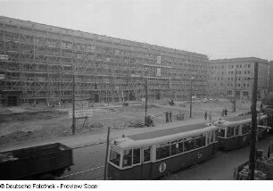 Blick auf die Baustelle Straße der III. Weltfestspiele (heute: Ranstädter Steinweg)