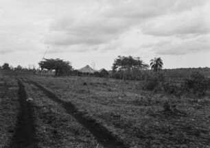 Schichtstufen : Blick eine kleine Siedlung inmitten einer Landschaft, die vor allem durch Schichtstufen (veraltet: Landstufen) geprägt ist.