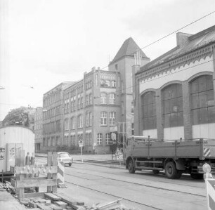 Berlin-Schöneweide, Wilhelminenhofstraße 83/85. Transformatoren und Schaltgeräte GmbH (AEG TRO, jetzt Rathenau-Hallen). Gebäude 83: Beamtenwohnhaus und Verwaltungsgebäude (1898/1899; P. Tropp) und Montagehalle (1898/1899; P. Tropp (Teilansicht)). Straßenansicht von Westen