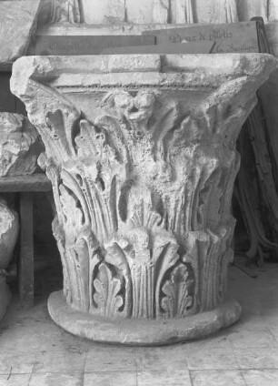 Fragment eines antikisierenden Akanthuskapitells