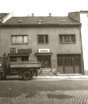 Schlettau, Buchholzer Straße 7. Wohnhaus mit Laden und Toreinfahrt