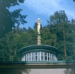 Bad Elster. Quellenhaus Marienquelle. Oberbau mit Quellnymphe von Westen