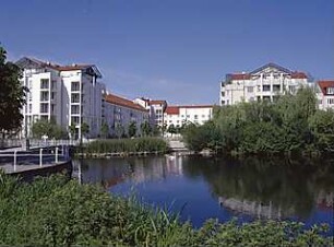 Hansjakob, Gottfried; München - Schwabing, Berliner Str.; Wohnanlage an der Berliner Straße (Schwabinger See) - Außenanlage (im Südwesten), Blick über Teich