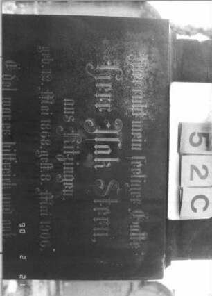 Grabstein 52 (Index: 100116172) Material: Granit, poliert Zustand: gut Maße HxBxT: 255x66x40 cm Beschreibung: dreifach aufgesockelte, obeliskenartige Stele, Schriftfelder auf Stele und mittlerem Sockel: Grabstein 52C
