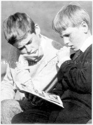 Zwei Jungen beim Comiclesen