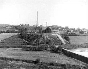 Halsbrücke, Rothschönberger Stolln, 7. Lichtloch, Grube Beihilfe, Treibehaus auf Halde. Im Hintergrund die Hohe Esse und die Schlackenhalde der Hütte