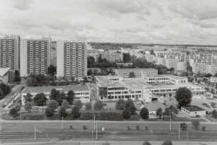 Blick vom Wohnhochhaus, Braunsdorfer Straße, über Julius-Vahlteich-Straße auf Wohngebiet