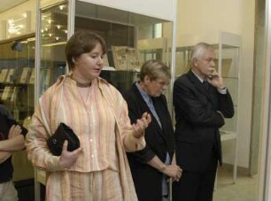Besucher der Ausstellung im Foyer der SLUB