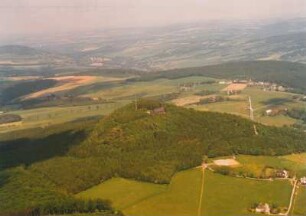 Bärenstein (Erzgebirge). Bärenstein (898 m) mit Fernsehturm und Berggasthaus (mit Aussichtsturm) gegen Ortsteil Bärenstein-Kühberg (rechts), Pöhlberg (links) und Königswalde im Pöhlbachtal