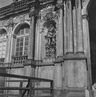 Dresden-Altstadt. Zwinger. Kronentor. Skulptur "Der Winter"