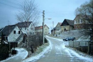 Dorfstraßen, hügeliges Gelände mit Anwesen