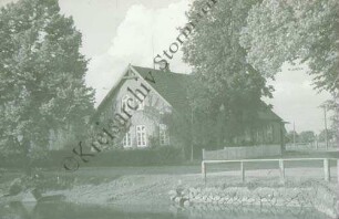 Schule, davor Dorfteich