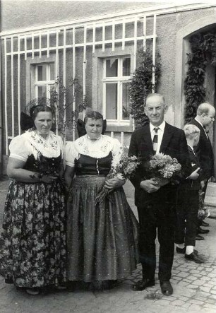 Trachten bei einer Hochzeit in Radibor : Kleidung - katholische Tracht. Ort: Radwor / Radibor. Trachten bei einer Hochzeit in Radibor.