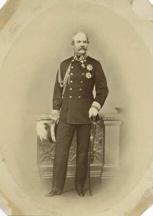 Prinz Friedrich von Württemberg, stehend in der Uniform eines Generals der Kavallerie, in Halbprofil