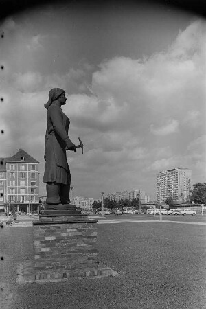 Dresden. Skulptur "Trümmerfrau" von Walter Reinhold (1952) vor dem Rathaus