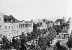 Straßenansicht mit Blick zur Stadtkirche Sankt Peter und Paul