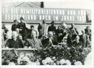 Die Tribüne bei der Berliner Maidemonstration 1951