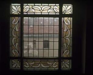 Fenster mit ornamentalen Verzierungen
